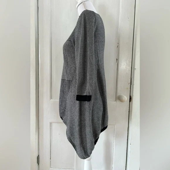 Jessica Simpson Black and White 3/4 Sleeve Maternity Sweater size Small - Picture 2 of 7